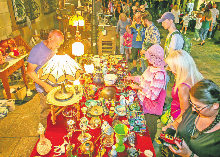 Auf dem Nachtflohmarkt kann gestöbert und gefeilscht werden.
