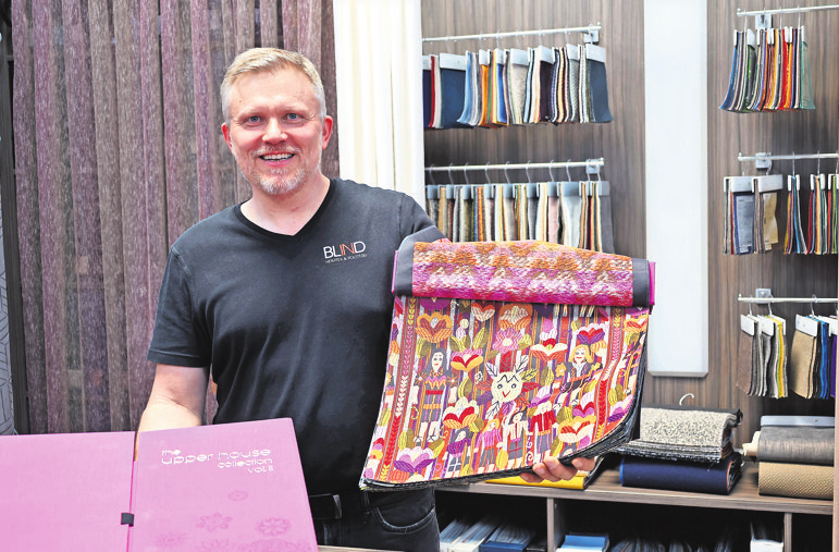 Markus Kossinna präsentiert neue Stoffe im mexikanischen Stil.