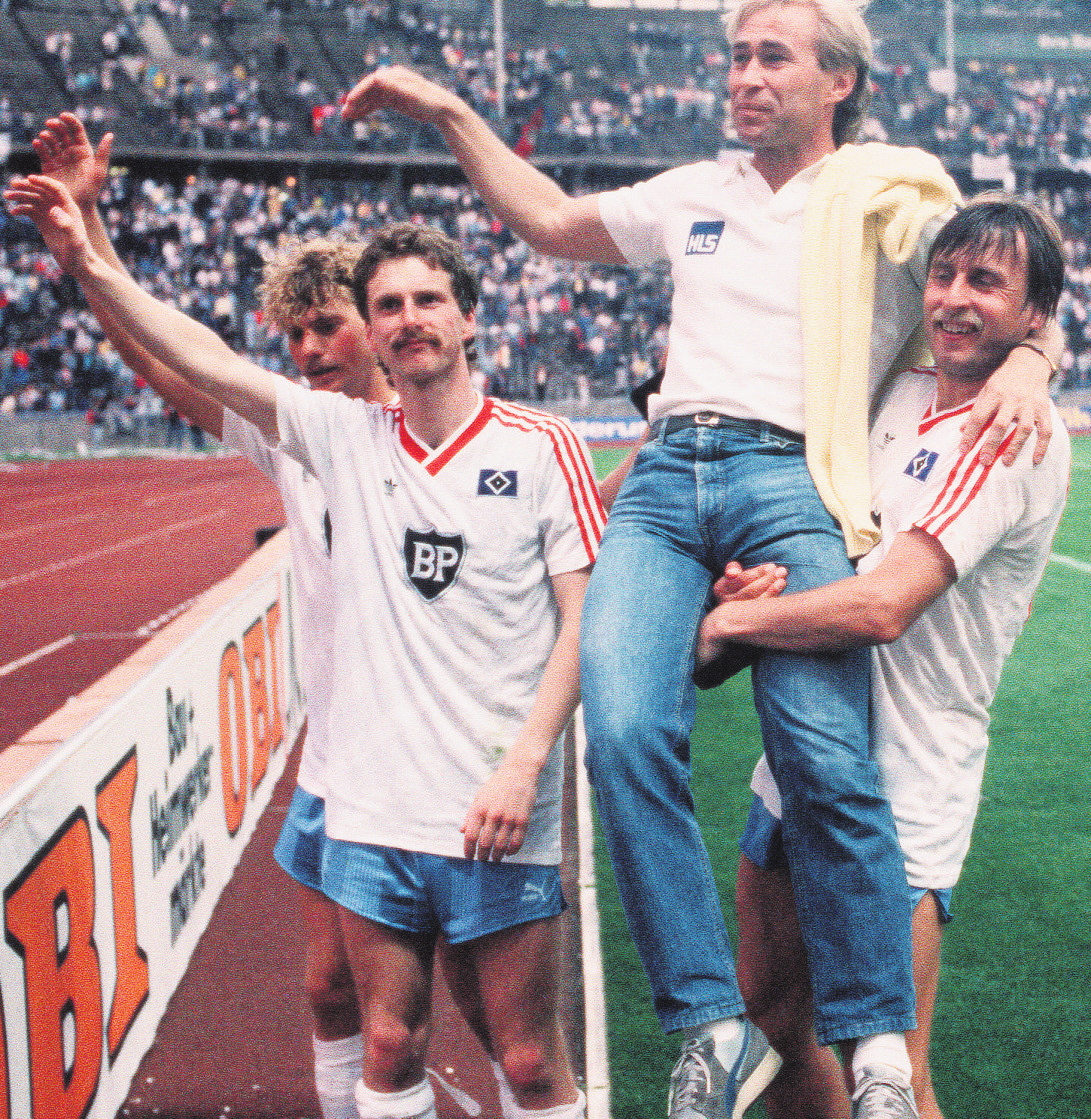 DFB-Pokal-Finale 1987: Trainer Dieter Renner wird von Kazimierz Kmiecik (li. Detlef Olaidotter und Dirk Kurtenbach) auf Händen getragen. Die Blauen verloren im Berliner Olympiastadion gegen den Hamburger SV mit 1:3, gewannen aber viele Sympathien Foto: Baumann
