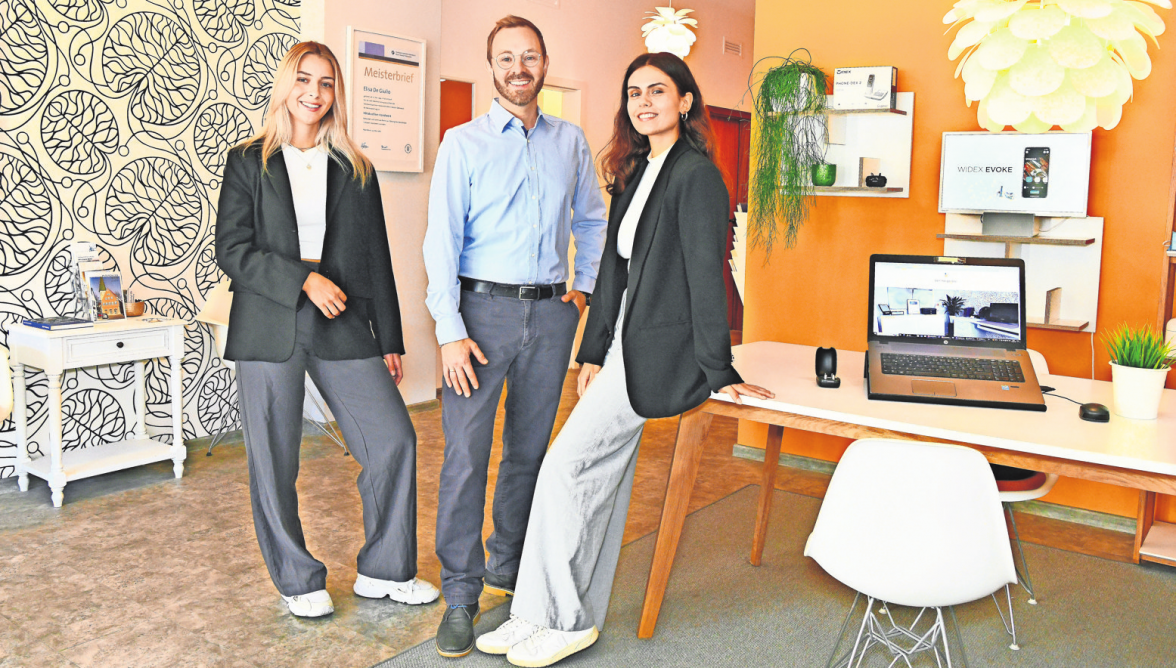 Geschäftsführer und Hörakustikmeister Ramón Kruck (Mitte) sorgt mit Hörakustikmeisterin Elisa De Giulio (rechts) und Hörakustikerin Annemarie Wenzelburger, für beste Hörerlebnisse.