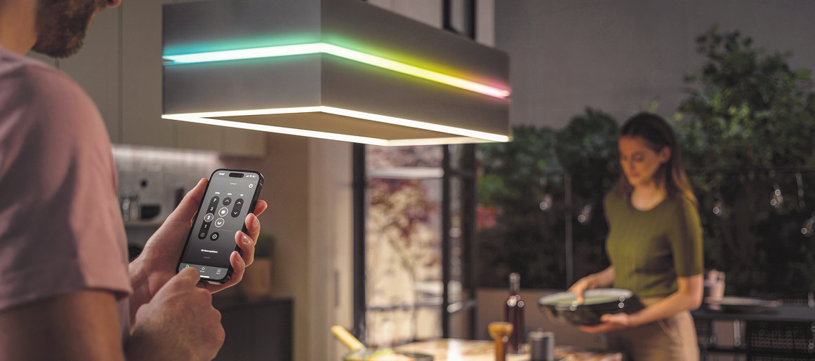 Beeindruckende Design-Deckenlifthaube mit indirekter Decken-, dimmbarer LED-Kochfeldund faszinierender Effekt-Beleuchtung mit zwölf Lichtsequenzen - von sanft und beruhigend bis lebhaft.