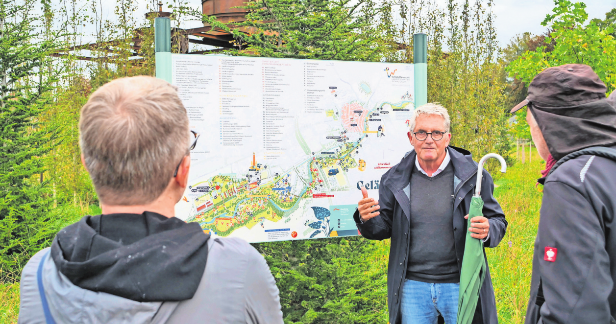 Karl-Eugen Ebertshäuser erläutert den Besuchern die Gartenschau-Anlage. Auch Hedelfingens Bezirksvorsteher Kai Freier war dabei (links von hinten). Fotos: Brand