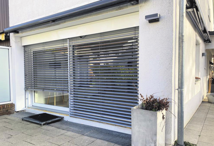 Neben Fenstern gehören auch Jalousien zum Angebot. Foto: Pritsch
