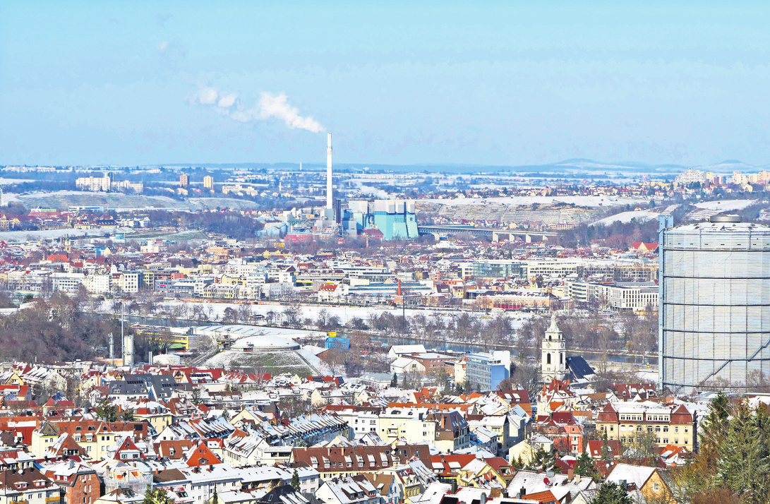 Ein seltenes Bild in Zeiten des Klimawandels und der Energiewende aus dem Jahr 2021, als mal kurz Schnee lag: Gaskessel und Flüssiggasspeicher in Gaisburg sind längst außer Betrieb, das mächtig und hoch aufragende Kraftwerk Münster heizt noch mit Müll und Kohle. Foto: Brand