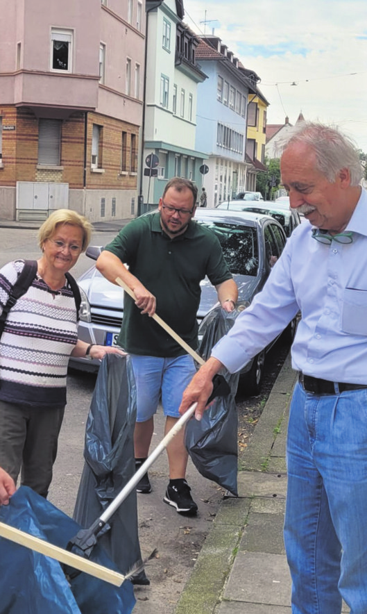 Das Thema Sauberkeit im Stadtbezirk ist Latzel ein wichtiges Anliegen. Dafür nimmt der Schultes mit Vertretern vom Bürgerverein auch gern selbst den Müllzwicker in die Hand. Foto: z
