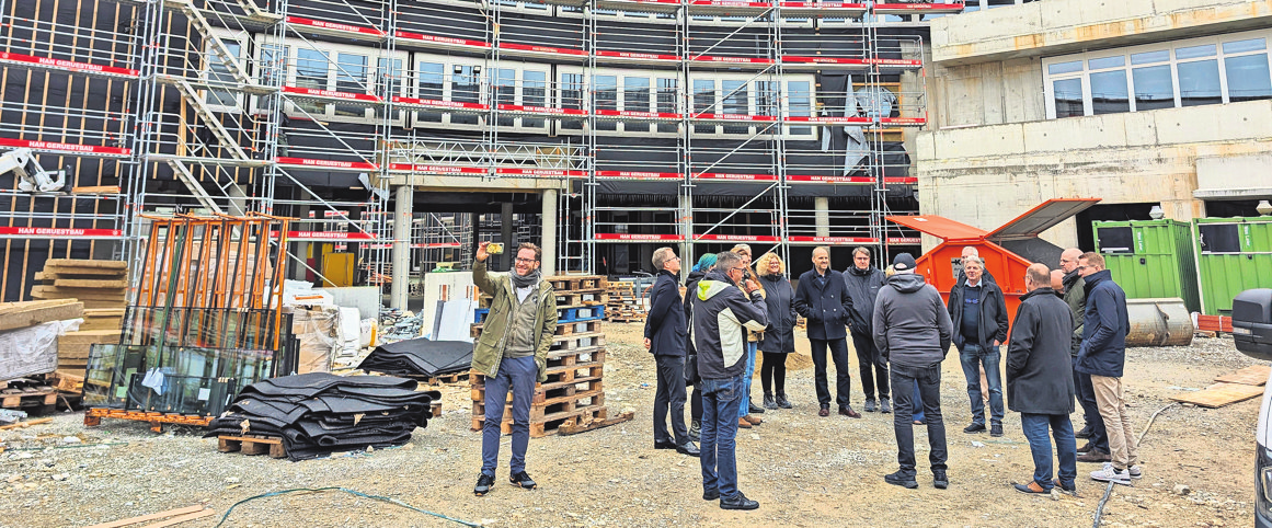 Die Besuchergruppe aus Hedelfingen auf der Baustelle des kreisrunden Schulneubaus.