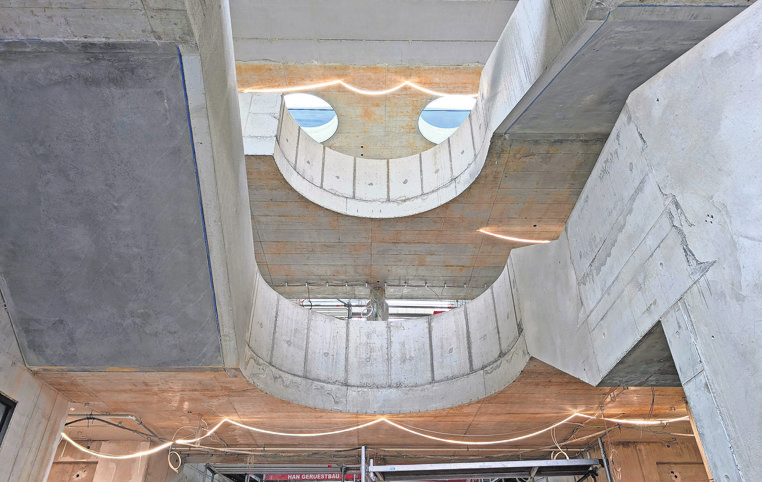 Die Architektur des Projekts beeindruckt die Besucher. Fotos: Brand