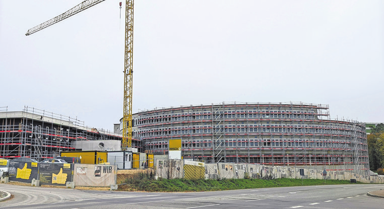 3 Der eindrucksvolle, noch eingerüstete Neubau.