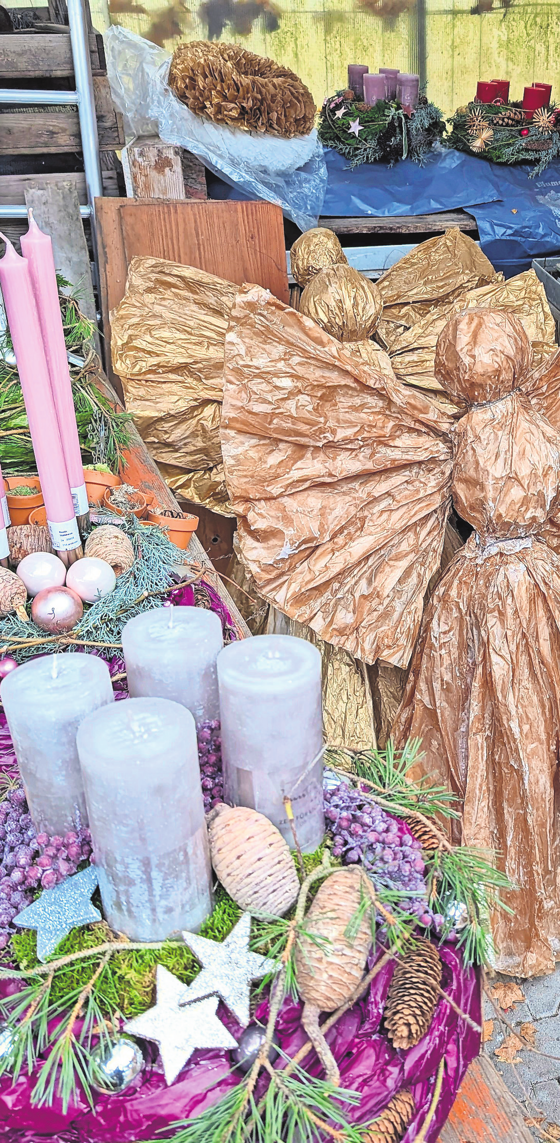 Bei Blumen Ellinger gibt es Adventskränze in allen möglichen Farben und Designs und mit ganz unterschiedlichen Gestaltungselementen - und goldene Weihnachtsengel stehen auch schon bereit. Fotos: Brand
