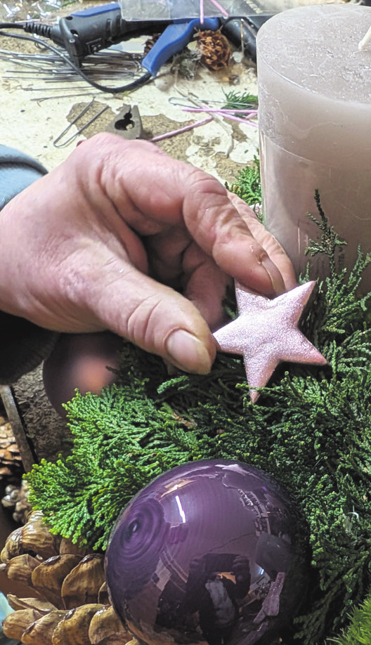Ellinger-Adventskränze sind Handarbeit.