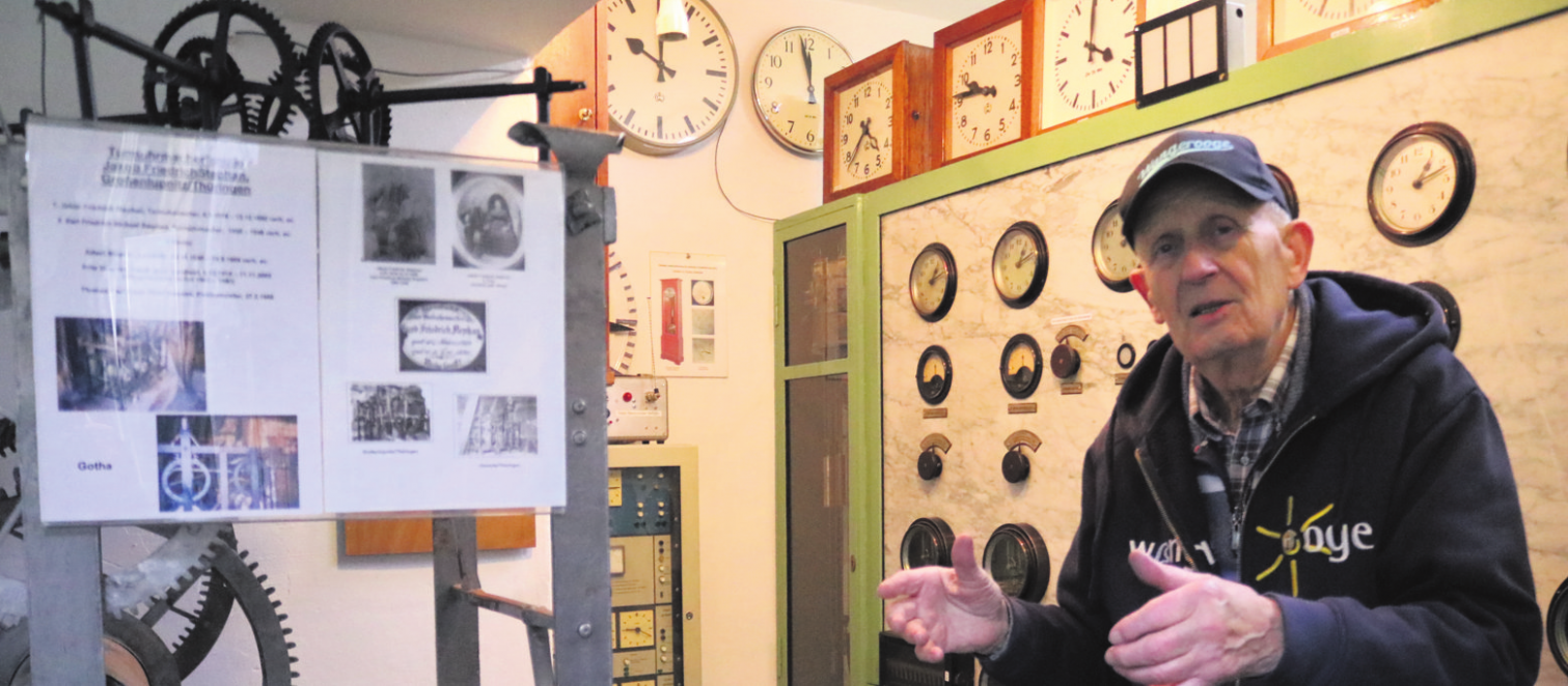 Hans Peter Kuban kennt jeden Winkel im Turmuhrenmagazin im Hochbunker in Steinhaldenfeld.