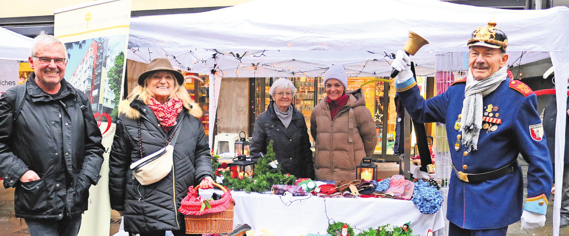 Der Stand des Evangelischen Vereins wurde von Bernd-Marcel Löffler, Isolde Pfeffer und dem Cannstatter Büttel, Wolfgang Pfeffer, zum schönsten Stand auf dem Niklasmarkt gekürt.