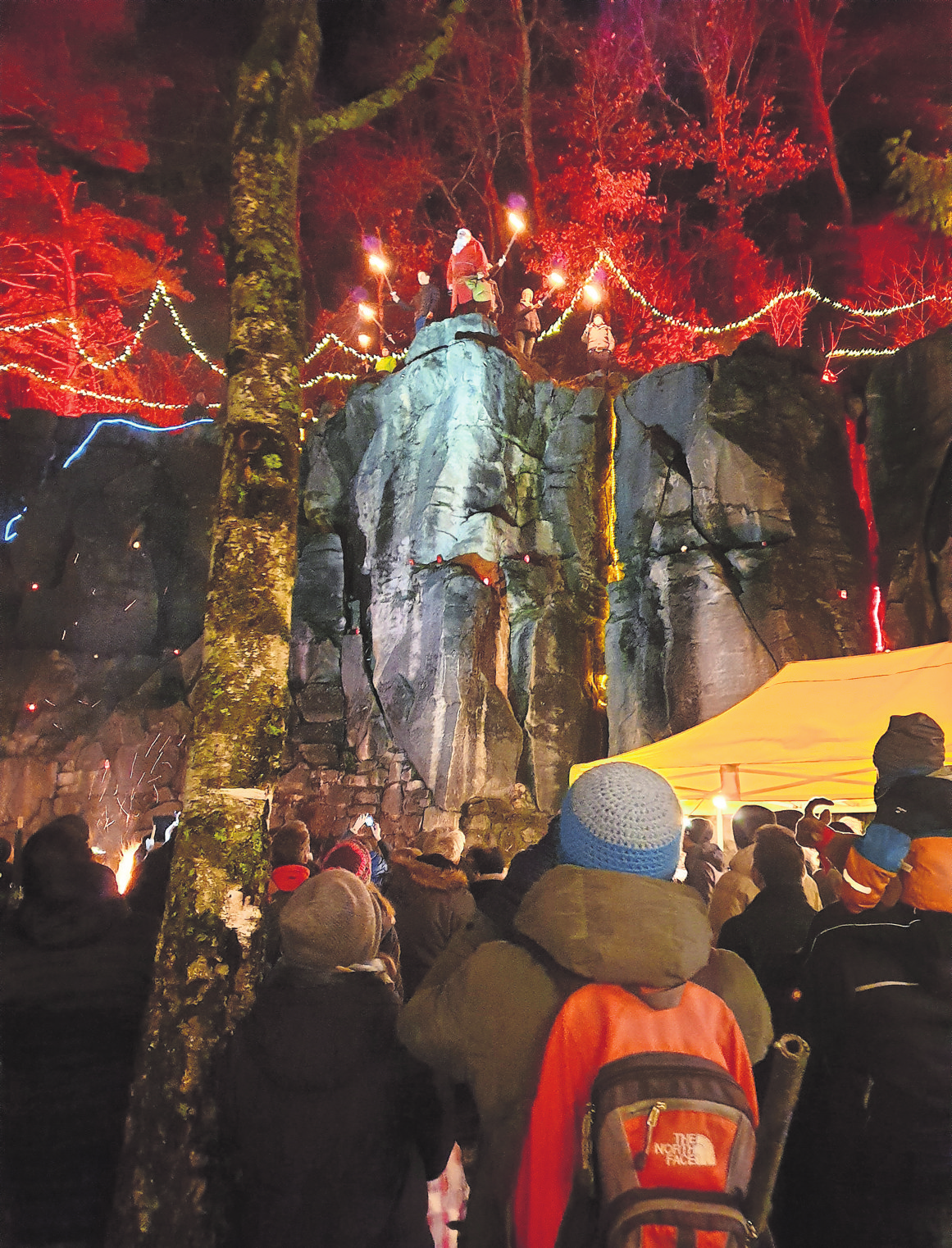 Die felsige Kulisse beeindruckt am 21. Dezember im Lichterschein.