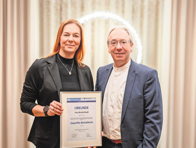 Hartmuth Roth gratuliert Nicole Brodt. Foto: privat