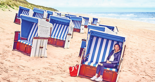 Saisonstart an der Nordsee: die Strandkörbe werden aufgestellt. Foto: stock.adobe.com/Lars Zahner