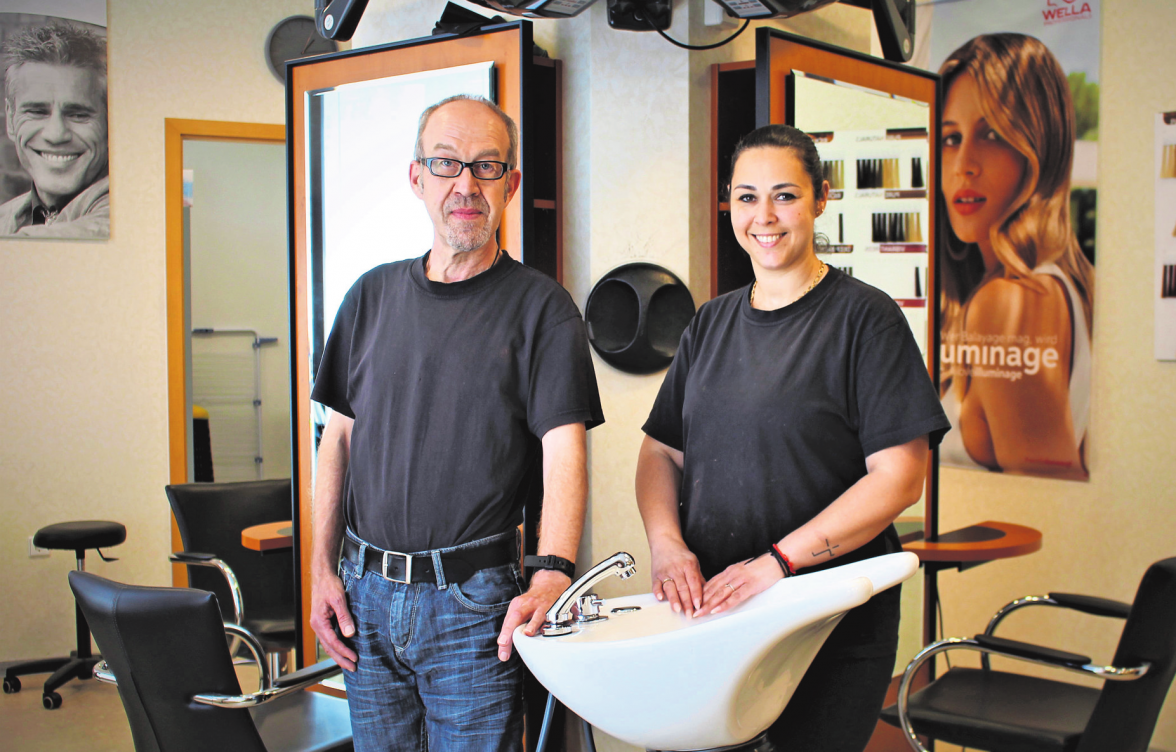 Friseurmeister Norbert Seller und Sofia Charalambidou da Silva wissen, worauf es beim perfekten Haarschnitt ankommt. Foto: Tatjana Eberhardt/arc