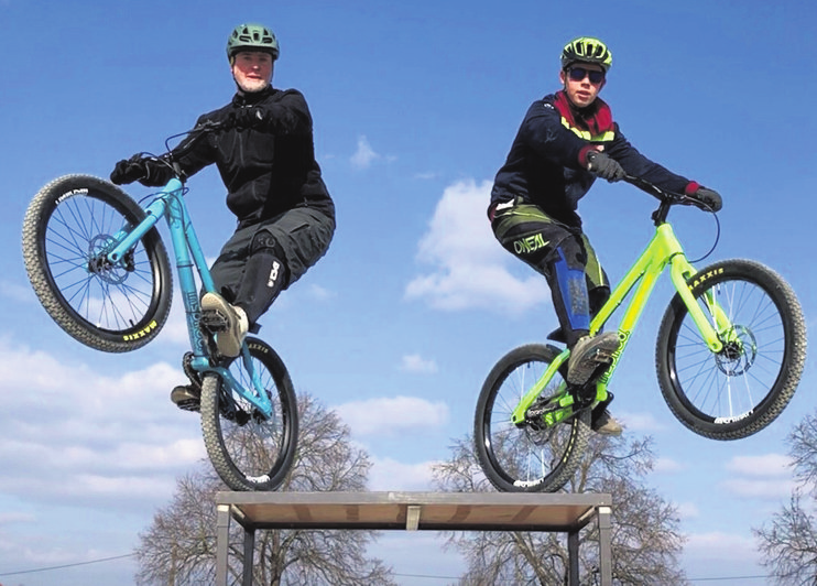 Markus Stahlberg und Sohn Neal auf ihren Bikes, das Leo-Zügle (links) und zahlreiche Autohäuser sind nur ein paar der Attraktionen am Wochenende. Fotos: privat