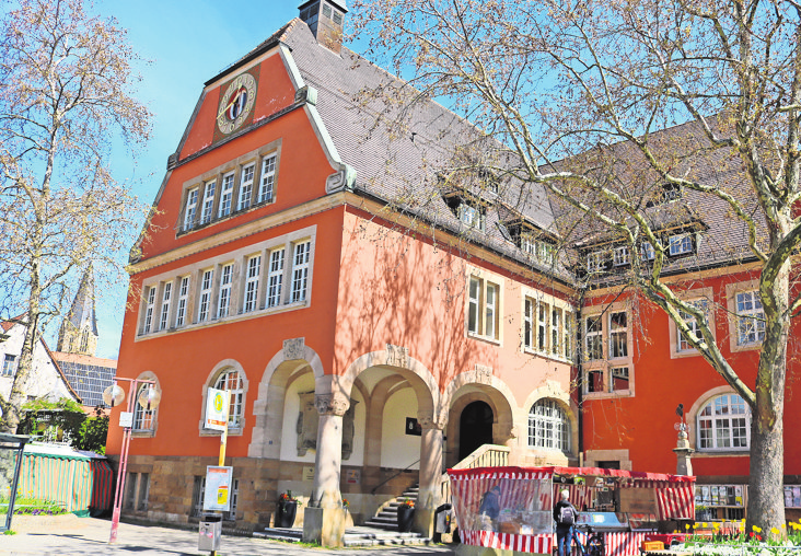 Das Vaihinger Rathaus, im Hintergrund die Stadtkirche. „Wir haben das schönste Bezirksamt in ganz Stuttgart“, ist sich Vaihingens Bezirksvorsteher Marcel Wolf sicher. Foto: Eva Herschmann