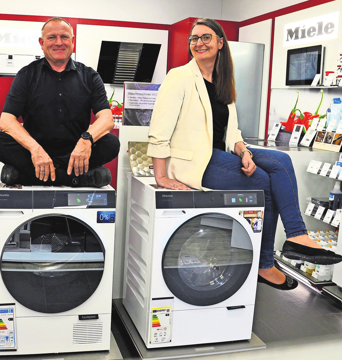 Stabilität bei Geräten, Stabilität im Unternehmen: Inhaber Wilhelm Kasel und Andrea Kasel wagen das Sitzen auf ihren Waschmaschinen. Foto: Franziska Penske