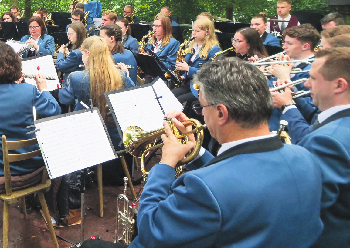 Aber auch Hauptkapelle ist voll aufs Höfinger Waldfest fokussiert. Foto: arc, Simon Granville