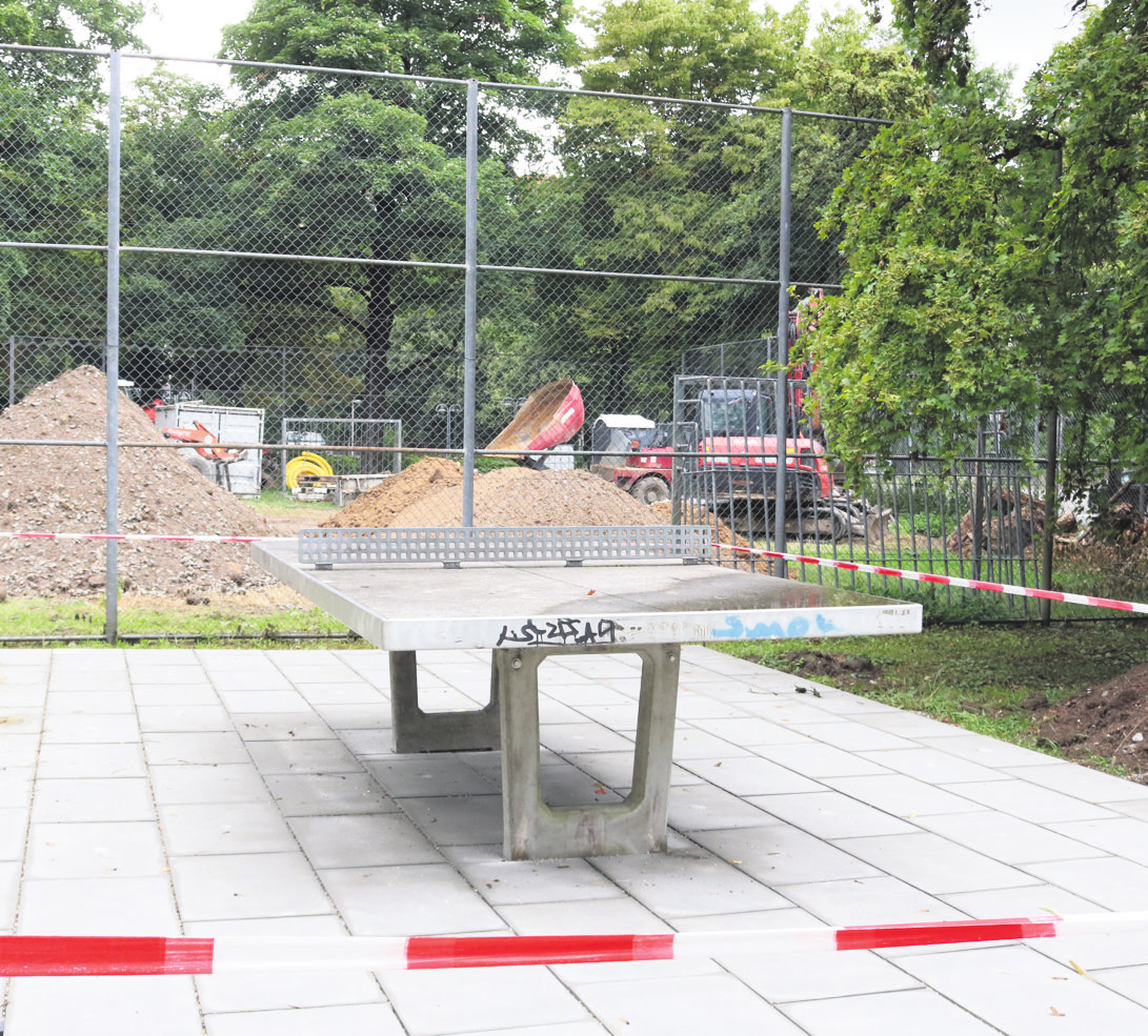 Die Tischtennisplatz wurde versetzt. Sie steht jetzt neben dem Bolzplatz.