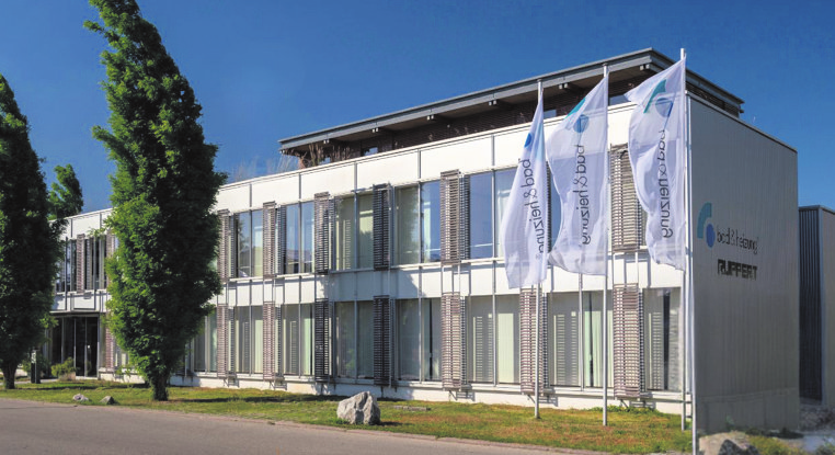 Modernes Firmengebäude im Merklinger Industriegebiet mit Badausstellung und eigenem Lager Fotos: Firma Ruppert