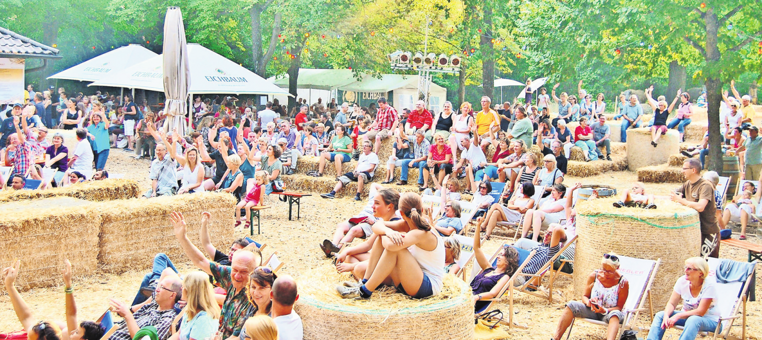 Auf den Strohballen fühlen sich alte und junge Besucherinnen und Besucher gleichermaßen wohl. Foto: Veranstalter
