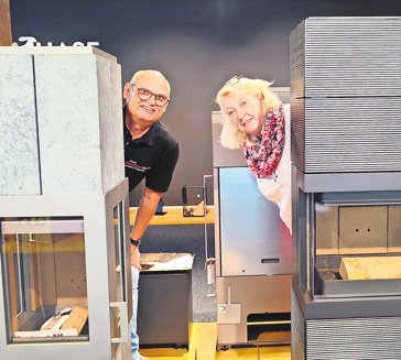Norbert Brust und Sabine Rokenbauch kennen sich mit Kaminöfen aus. Foto: Günther