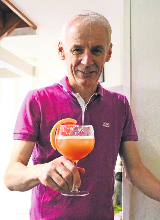 Zoran Coric serviert im Funfo's feine Gerichte und leckere Cocktails. Foto: Eva Herschmann