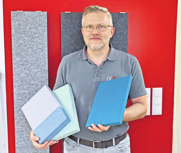 Markus Kossinna mit Akustikelementen.