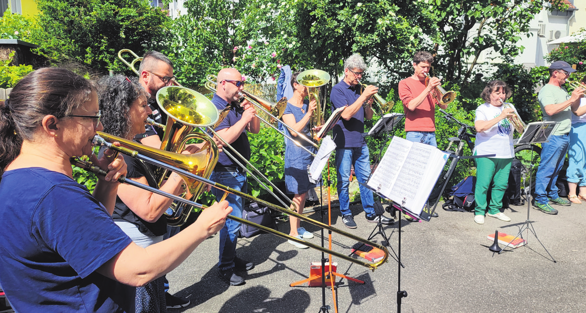 Der Posaunenchor Möhringen beim Ständchen-Blasen zu einem 80. Geburtstag in Möhringen (Bild oben) und beim festlichen Auftritt in der Möhringer Martinskirche. Fotos: Christian Günther/z