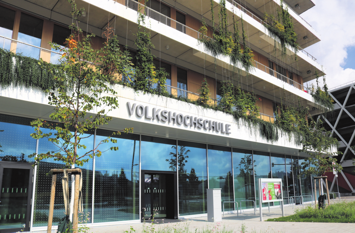 Außen üppiggrün präsentiert sich das neue Gebäude der Volkshochschule, das Bildungshaus NeckarPark. Fotos: Eva Herschmann
