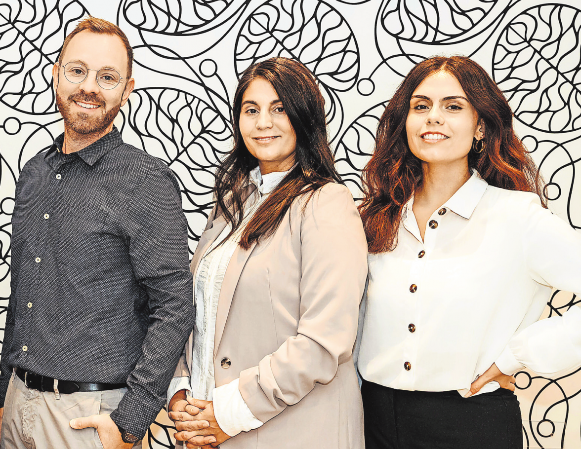 Geschäftsführer und Hörakustikmeister Ramón Kruck sorgt mit Hörakustikmeisterin Elisa De Giulio und Hörakustikerin Antonietta Kruck für beste Hörerlebnisse. Foto: Christina Hohner