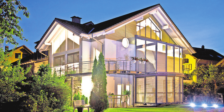 Blickfang an einem Haus - moderne Rollladensysteme. Foto: djd