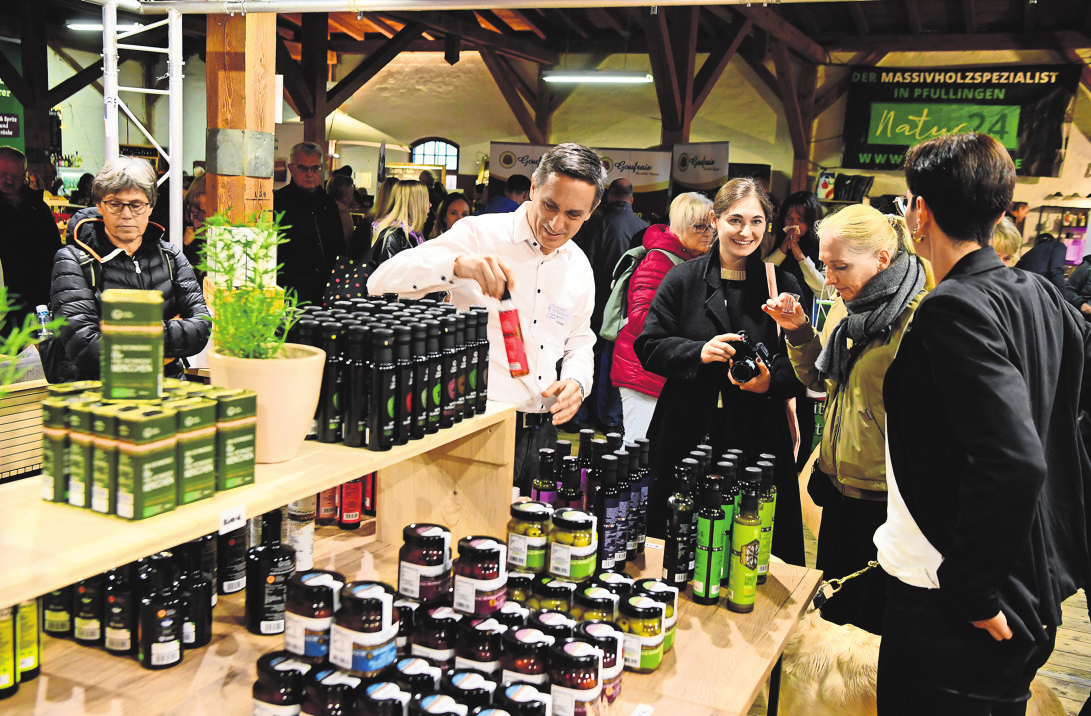 Dekoratives aus dem Bereich Tisch- und Wohnkultur sowie regionale und internationale Köstlichkeiten präsentieren die Aussteller. Foto: KD BUSCH.COM