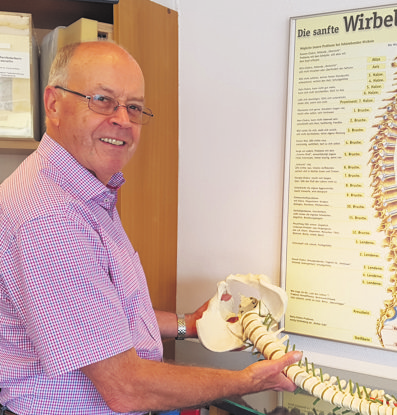 Peter Schmidt mit einem Wirbelsäulen-Modell Foto: privat