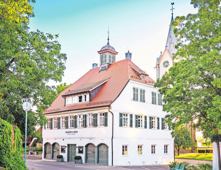 Der Firmensitz im Alten Rathaus. Fotos: Schäfer und Roth
