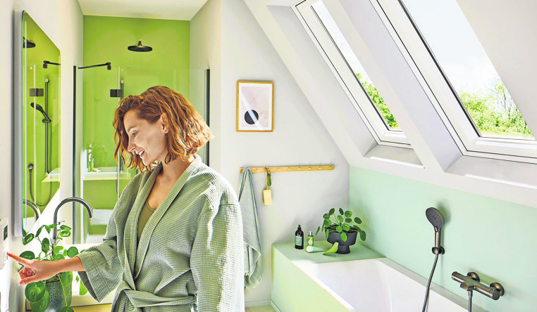 Ein Dachfenster im Bad oder der Toilette ist sehr praktisch und schafft Atmosphäre. Foto: djd Rotodachsystem Technologie