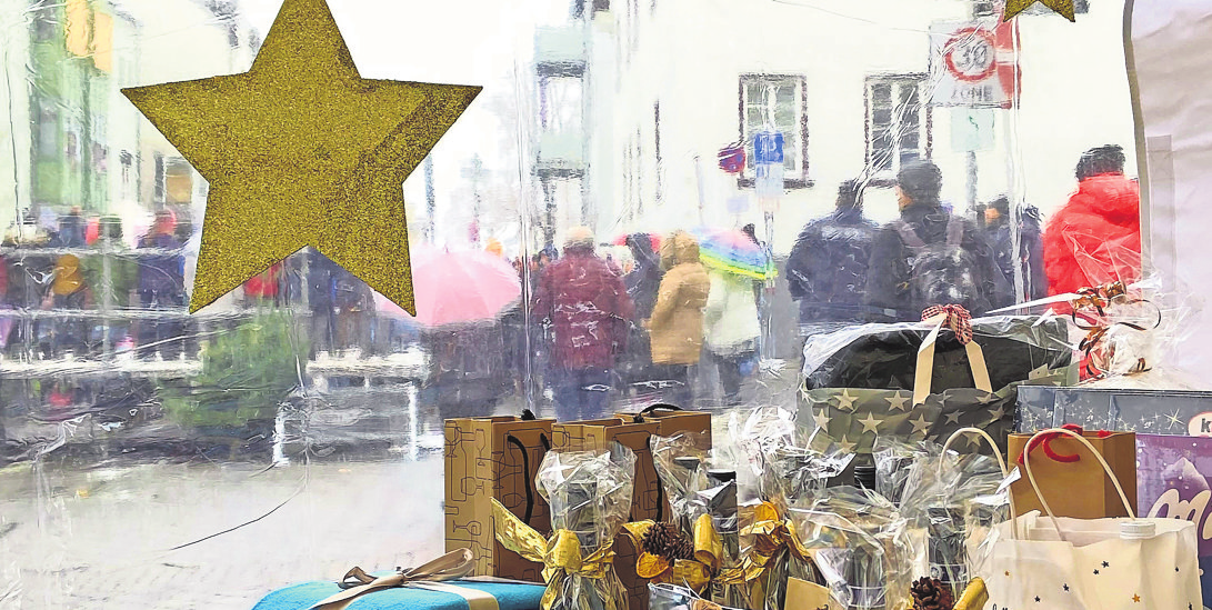Drinnen Geschenke einkaufen, draußen andere treffen. Das geht beim Weihnachtsmarkt in Obertürkheim. 