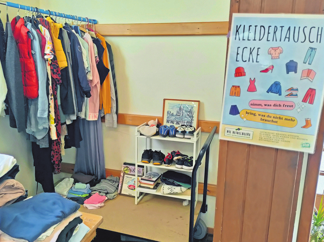 Die Kleidertausch-Ecke wird rege genutzt.