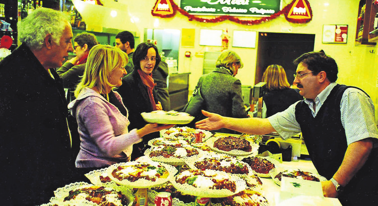 Jedes Exemplar ist anders; Verkauf von Bolo Rei, dem weihnachtlichen Königskuchen, in einer Konditorei in Lissabon. Foto: MUSE-O/Tennler