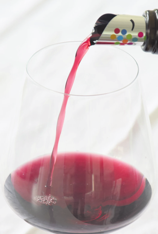 Der Drop Stop verhindert unschöne Rotweinflecken auf der Tischdecke. Foto: DWI/dpa