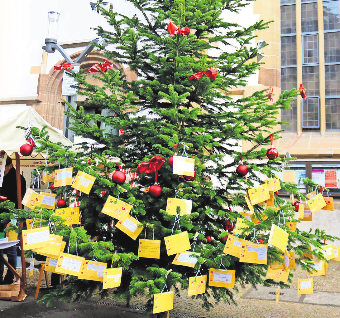 Am Wunschbaum vor der Stadtkirche haben Menschen ihre Wünsche hinterlassen.