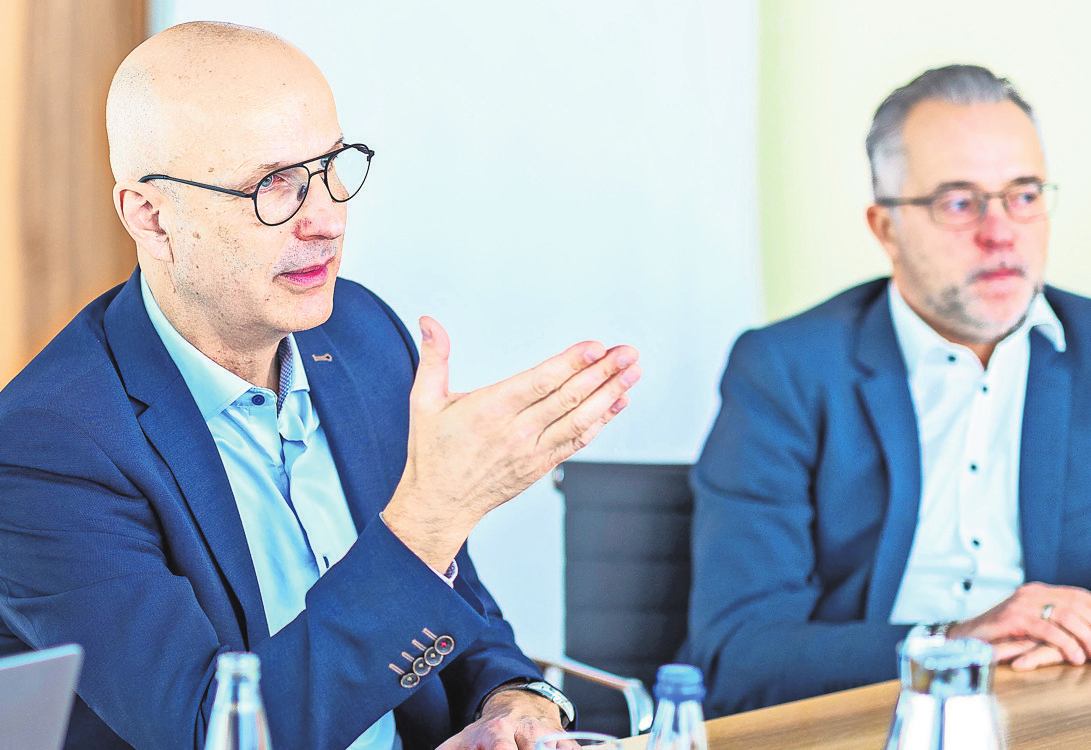 Engagierte Debatte, moderiert von dem Wirtschaftsexperten Heimo Fischer (links).