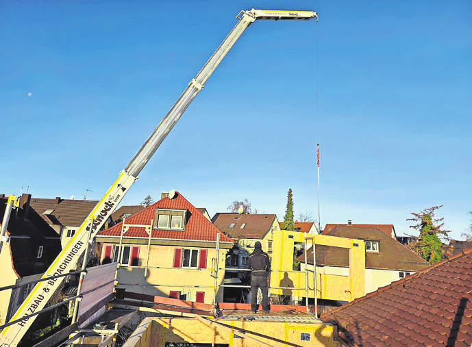 Der Kran im Einsatz für die Kunden. Fotos: Schock