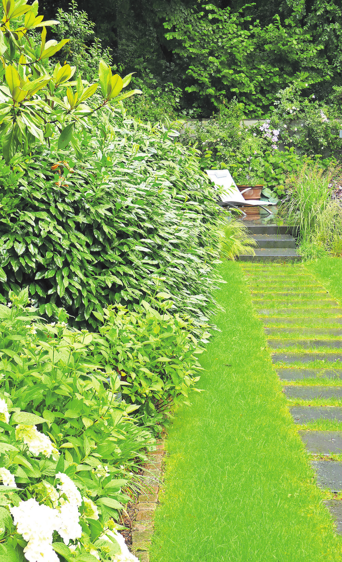 Im Idealfall kommt der Garten nicht nur mit Hitze, sondern auch mit Starkregenfällen gut zurecht. Wichtig hierfür sind zum Beispiel Versickerungsflächen wie Beete und Rasen oder auch Wege mit breiten Fugen oder wasserdurchlässigen Pflastersteinen. Foto: BGL