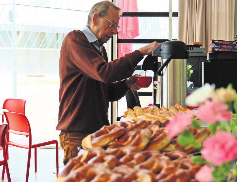Bevor die ehrenamtlichen Austräger von der Stadtteilund Vereinszeitung Treffpunkt losziehen, gibt es erst einmal ein Frühstück im Bistro.