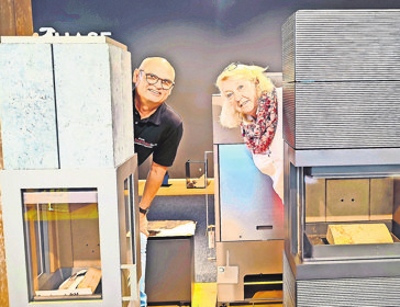 Die Experten von Feuerund Heiztechnik: Norbert Brust und Sabine Rokenbauch kennen sich mit Kaminöfen aus. Foto: Günther