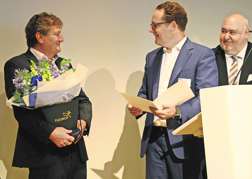 Carsten Eisele (Mitte) vom Baden-Württembergischen Genossenschaftsverband ehrt Joachim Dieffenbacher (links). Aufsichtsratsvorsitzender Timo Rögelein (rechts) freut sich mit. Foto: Eva Herschmann