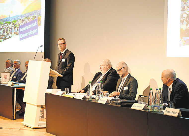 Vorstand Robert Wahl hält seine erste Rede in der Vertreterversammlung der Volksbank Zufffenhausen eG. Foto: Eva Herschmann